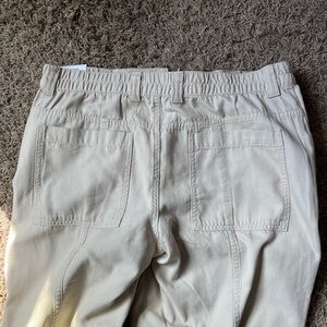 Tan/Cream colored Women’s Cargo Pants Size Large